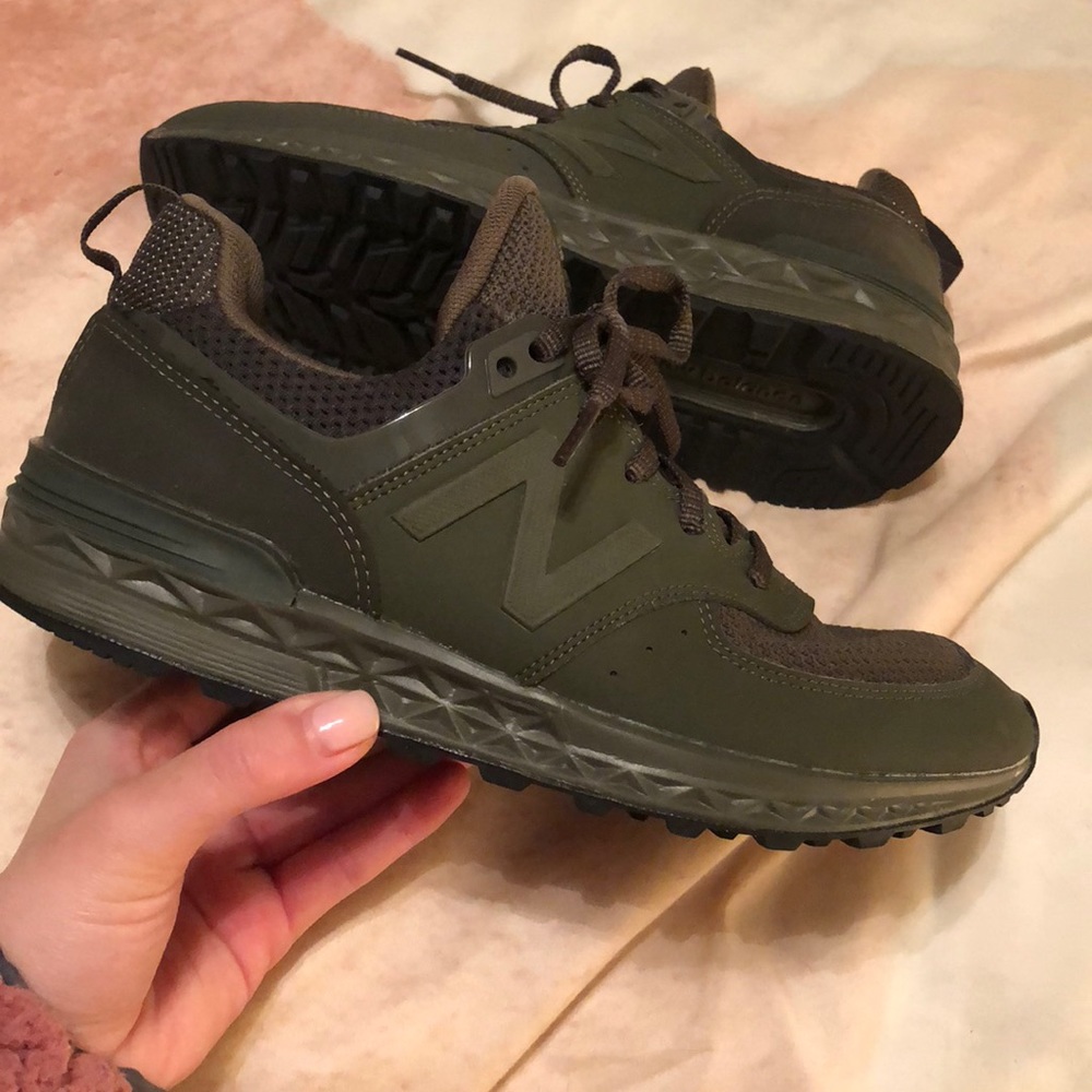 BRAND NEW New Balance Olive sneakers